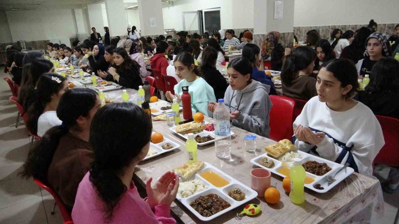 Van’daki okul pansiyonlarında restoranları aratmayan yemek menüsü