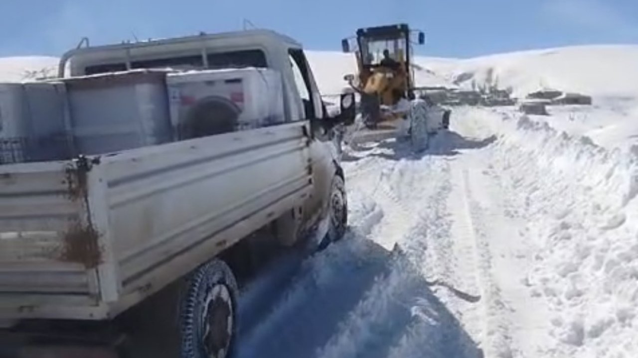 Van’ın Özalp ilçesinde yolda mahsur kalanlar ekipler tarafından kurtarıldı