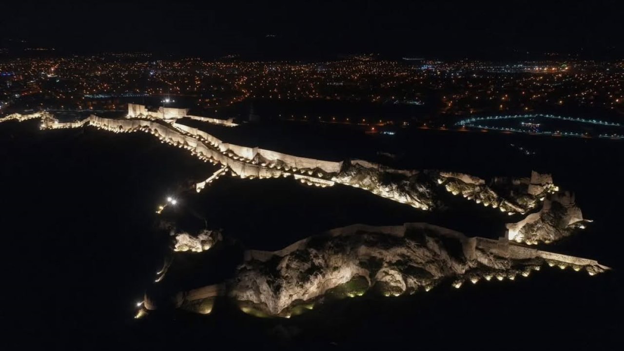 Van’ın tarihi mekanları gece bir başka güzel