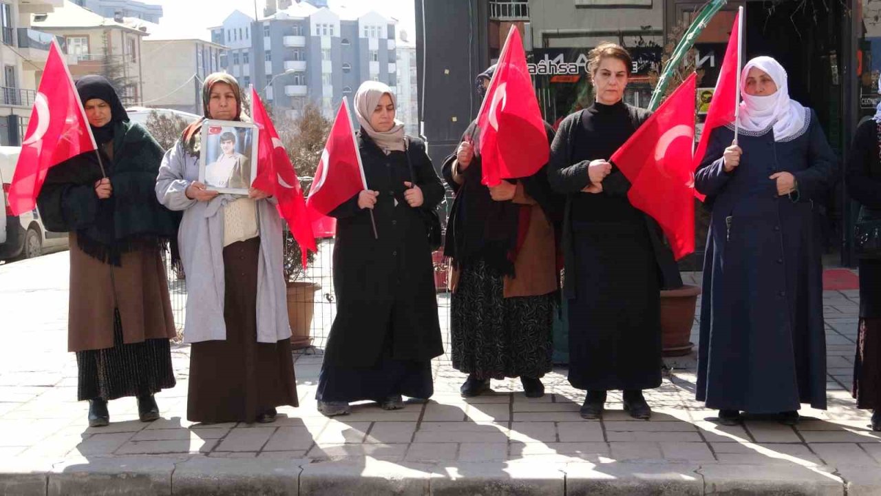 Vanlı aileler: "PKK samimiyse önce bizim çocukları göndersin"