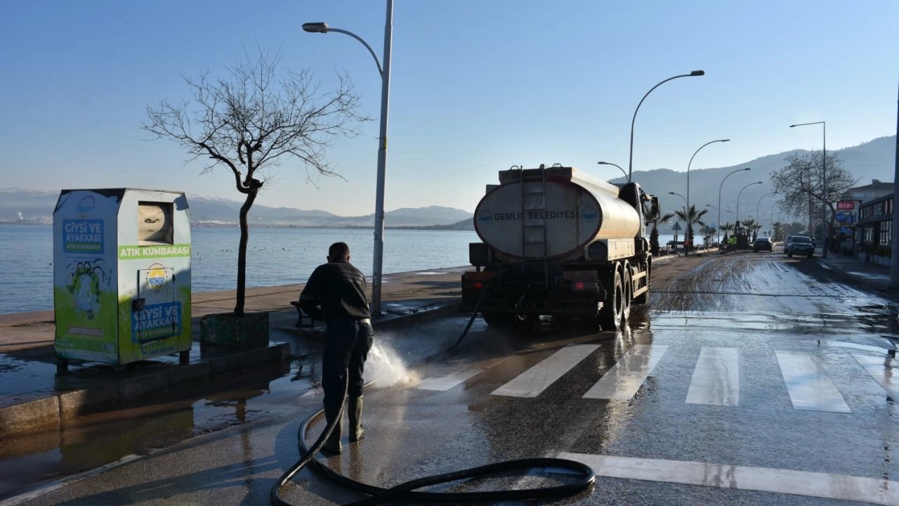 Bursa Gemlik'te Kurşunlu sahilinde fırtına sonrası temizlik