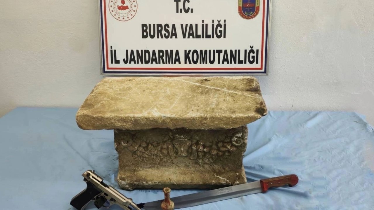 Bursa’da tarihi eser operasyonu... Lahit ve objeler ele geçirild