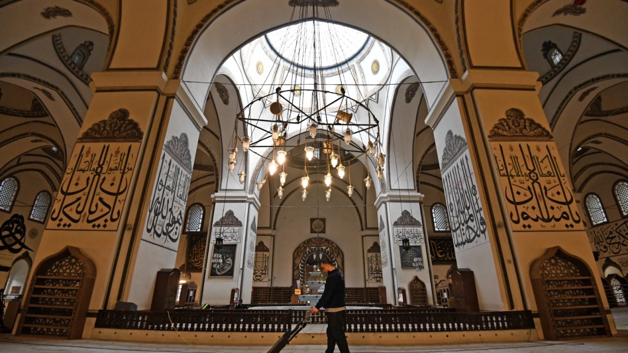 Bursa'da Ulu Camii Ramazan teravihlerine hazır
