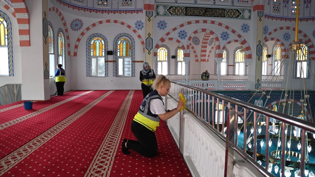 İzmir Karabağlar’da camilere ramazan temizliği