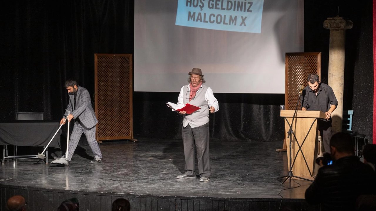 Malatya’da “Malcolm X” oyunu izleyicilerden tam not aldı