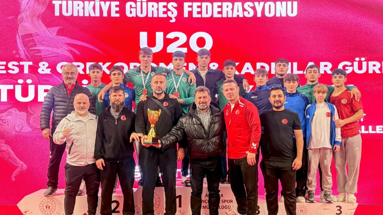 Sakarya Büyükşehirli güreşçilerden Ankara’da madalya yağmuru