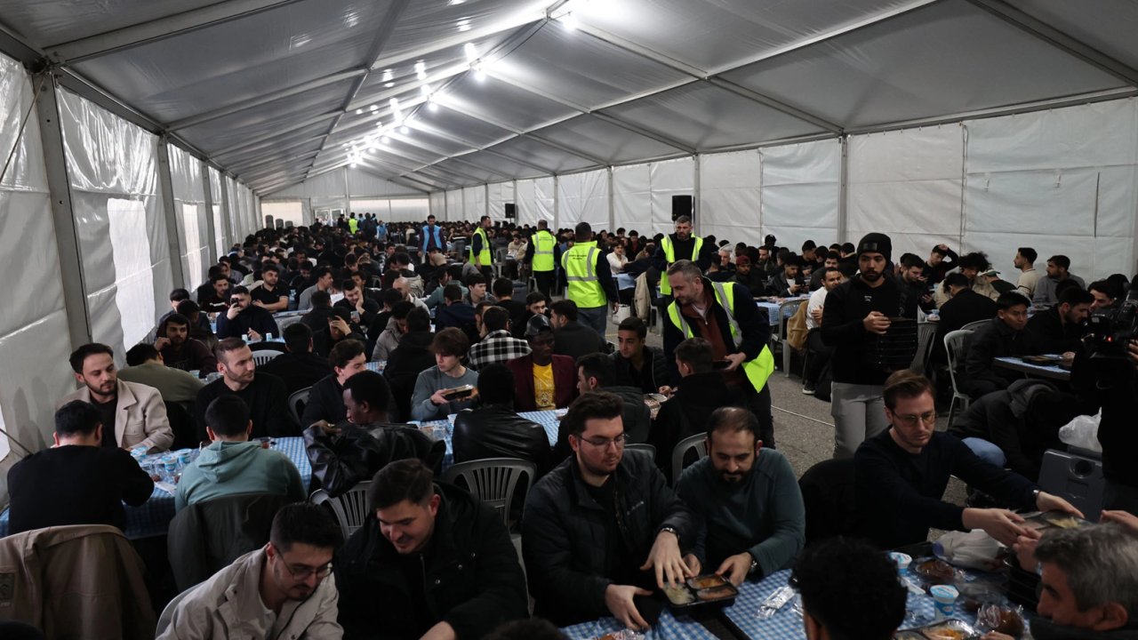 Sakarya’da farklı renk ve coğrafyadan binler birlikte oruç açıyor