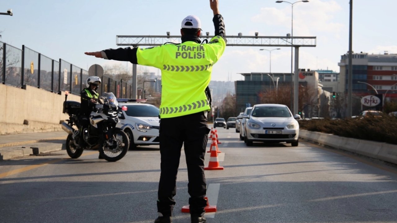 Trafikte yeni dönem başladı! Cezalar katlandı, ehliyete el koyma ve iptal şartları ağırlaştı
