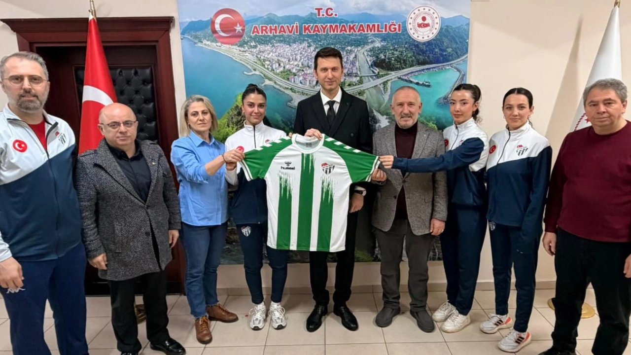 Artvinspor Kadın Voleybol Takımı’ndan Arhavi Kaymakamı Çimşir'e ziyaret