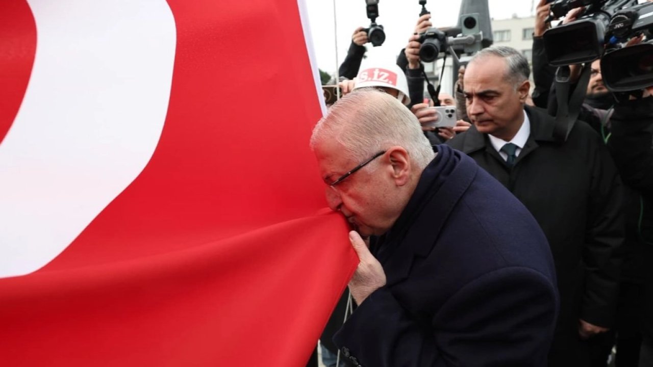 Bakan Güler, şanlı sancağı Çanakkale'de göndere çekti