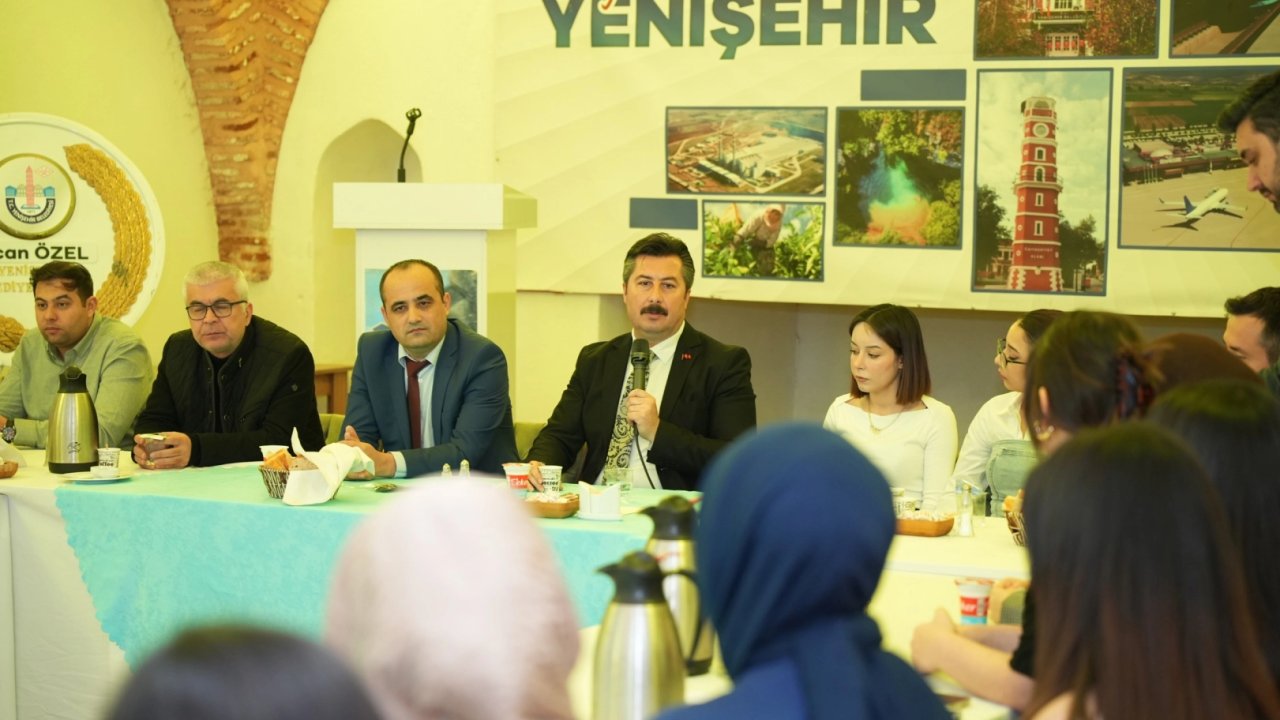 Başkan Ercan Özel üniversite öğrencileriyle buluştu