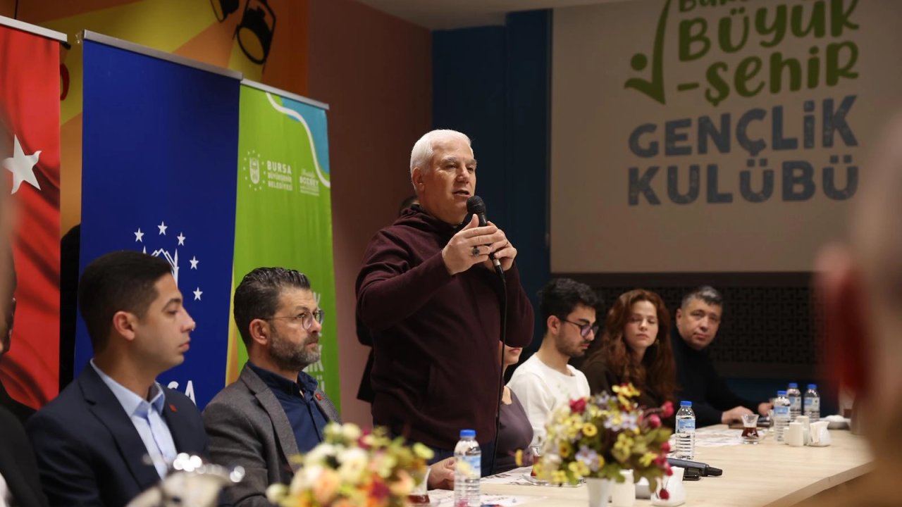 Bursa'da Başkan Bozbey gençlere sahurda buluştu