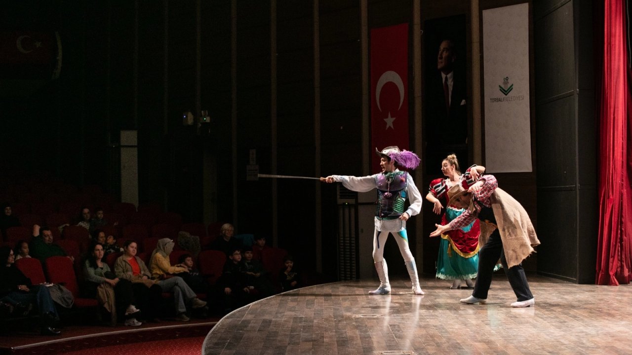 'Don Kişot' İzmirli minik izleyicileri büyüledi