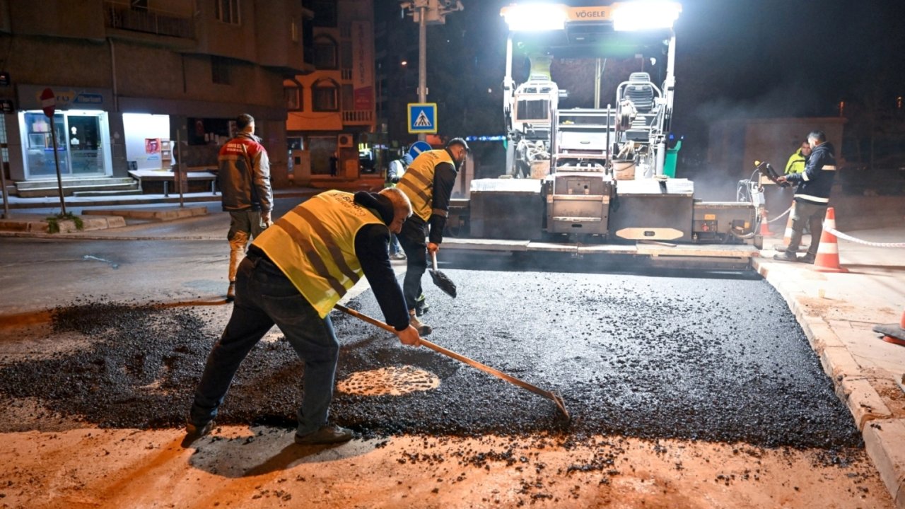 İzmir Bornova’da gece asfalt mesaisi