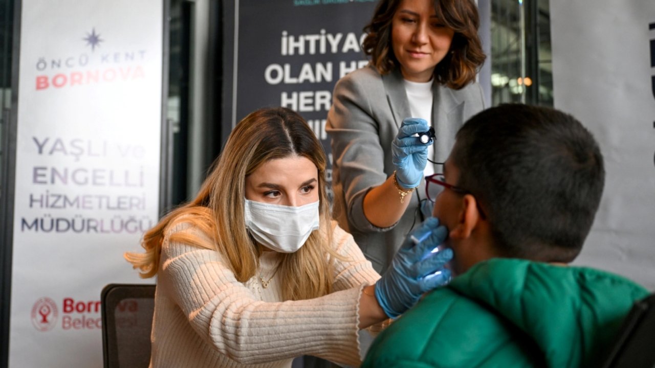İzmir Bornova’da işitme engelli öğrencilere diş taraması