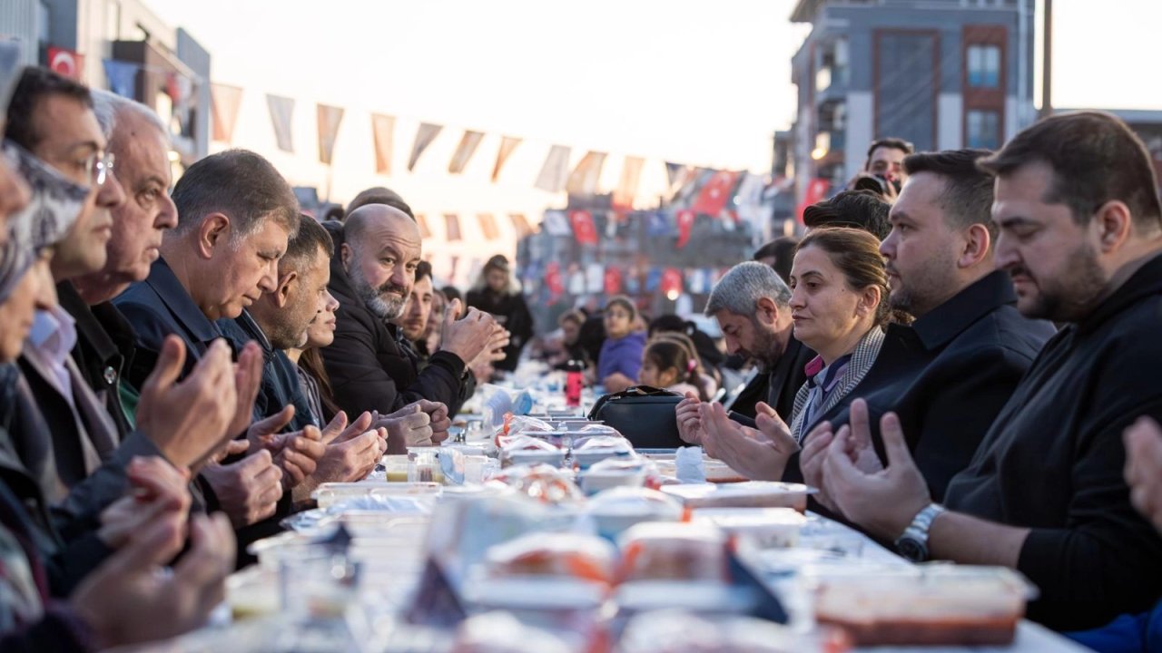 İzmir Çamdibi’nde binlerce kişilik iftar sofrası
