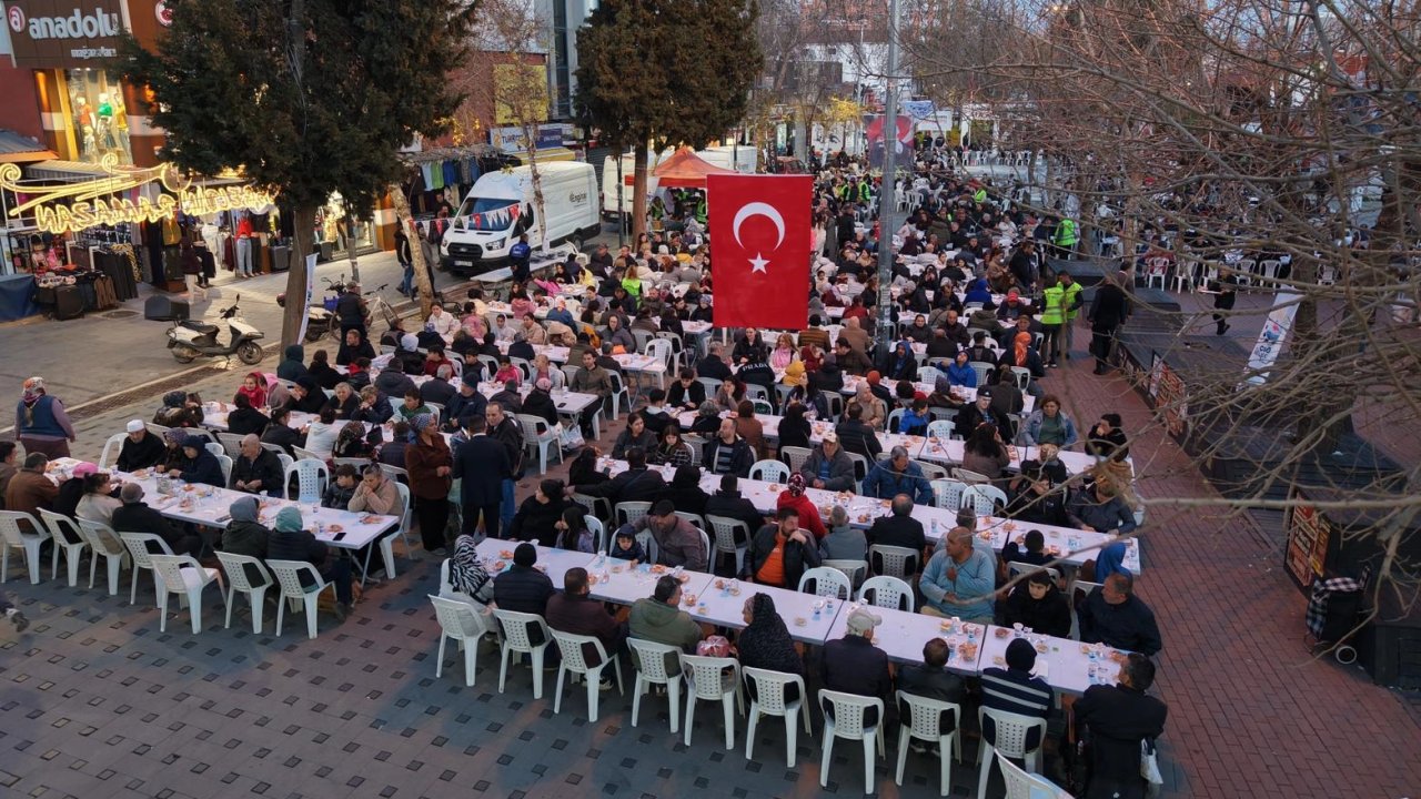 İzmir Çiğli’de Kadir Gecesi’nde binler aynı sofrada buluştu