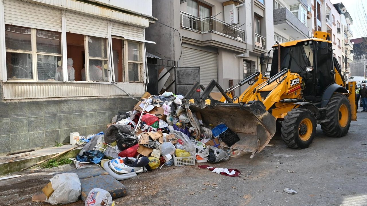 İzmir Karabağlar’da çöp ev temizlendi.. 15 kamyon atık çıkarıldı