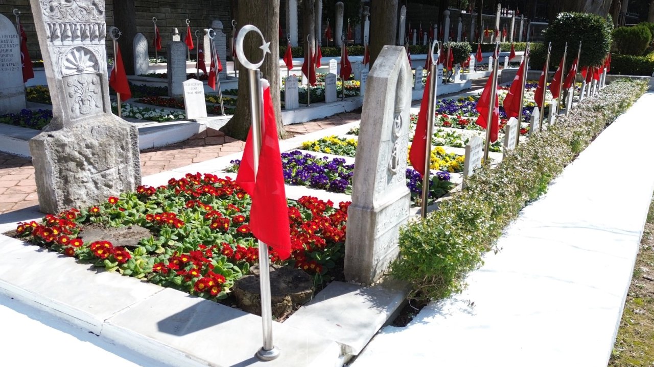 Kocaeli Büyükşehir'den 18 Mart öncesi şehitliklerde titiz çalışma