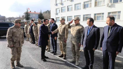 Vali Karakaya, Mehmetçik’in ailesi ile görüntülü görüştü